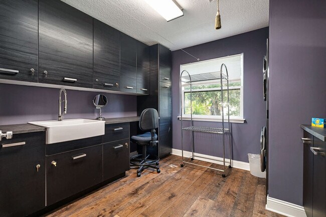 Building Photo - 430 Arricola Ave