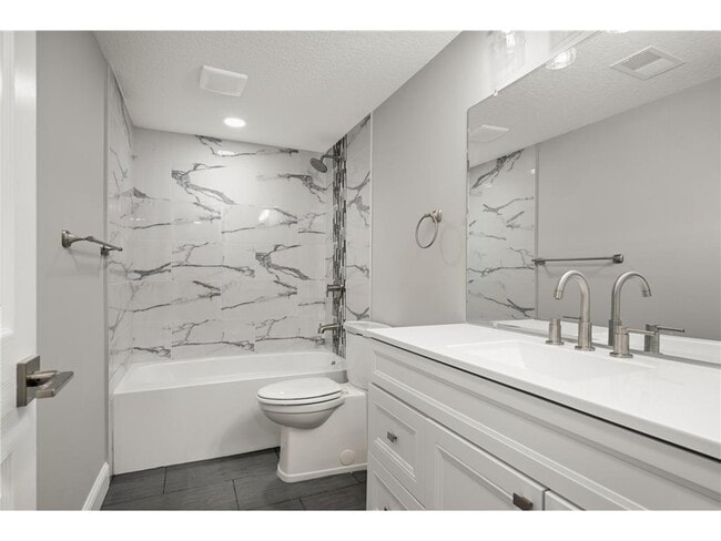 Building Photo - 11004 Oak Knoll Terrace N