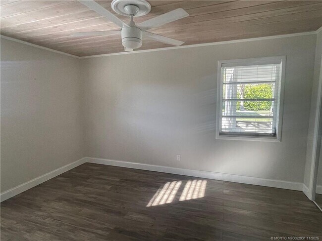 Building Photo - 885 NW River Shores Blvd