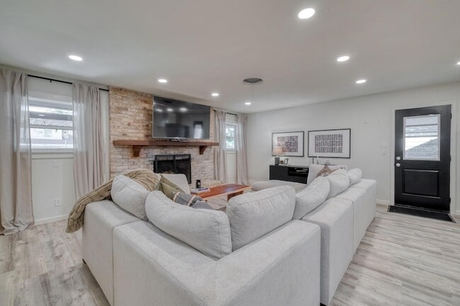 Building Photo - 2117 Gaston Pl Dr