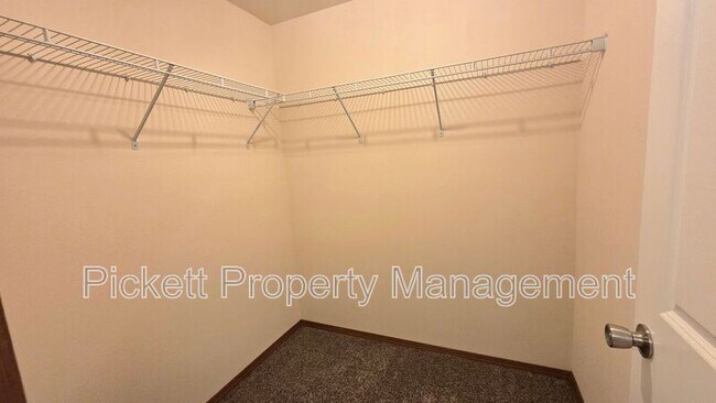 Building Photo - 6710 Takota Pl NE