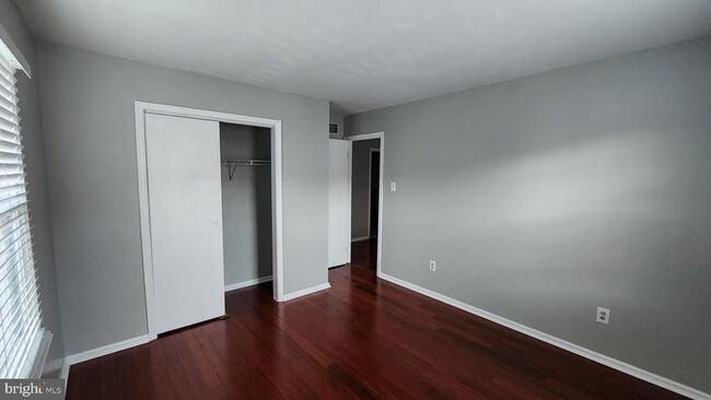 Building Photo - 500 Stratford Ct
