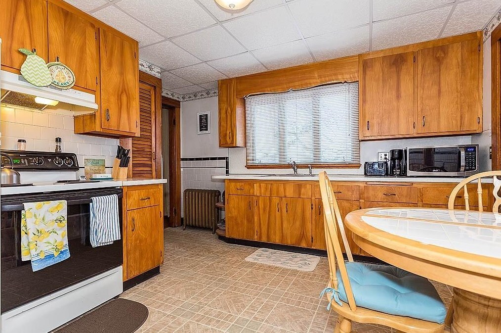 Eat-in Kitchen - 27 Bowdoin St