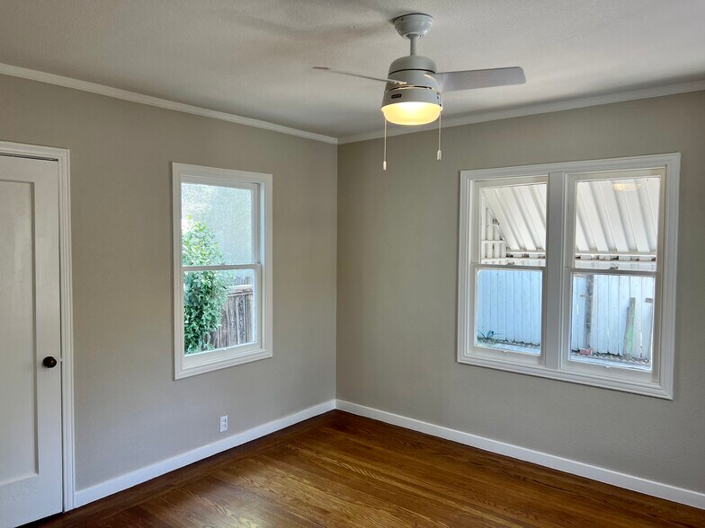 Building Photo - 228 E 17th St