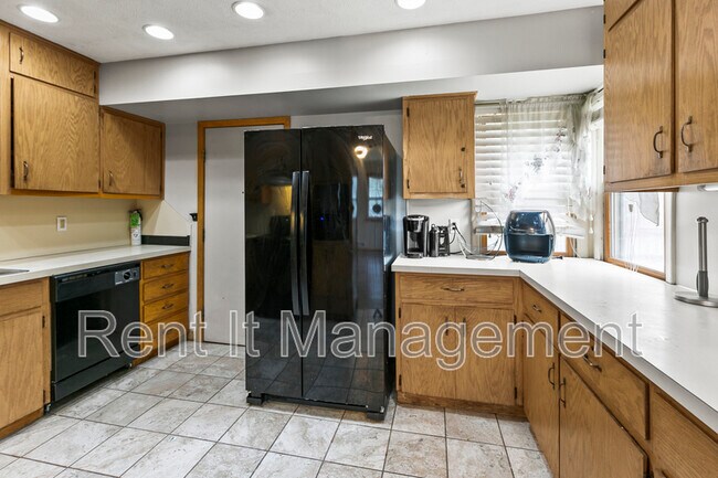 Building Photo - 3701 Saratoga St