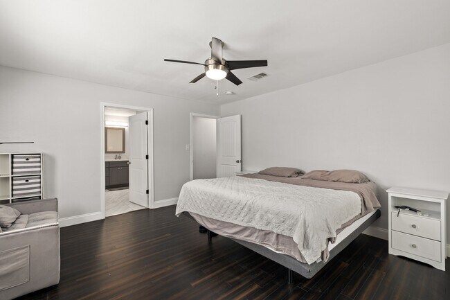 Building Photo - 2114 Briargreen Dr