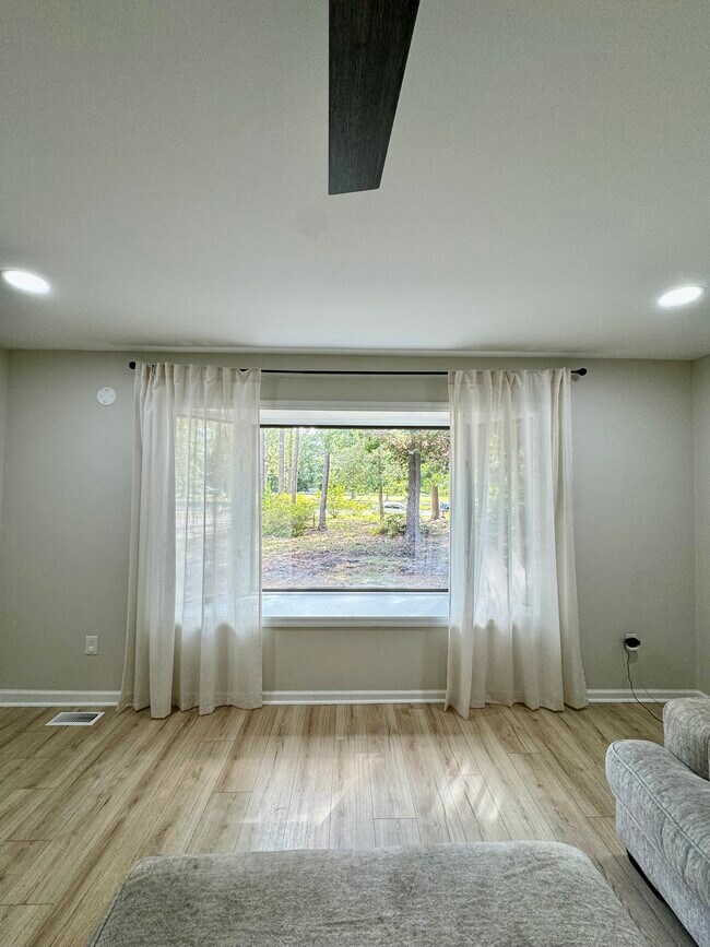 Building Photo - 303 Long Leaf Dr