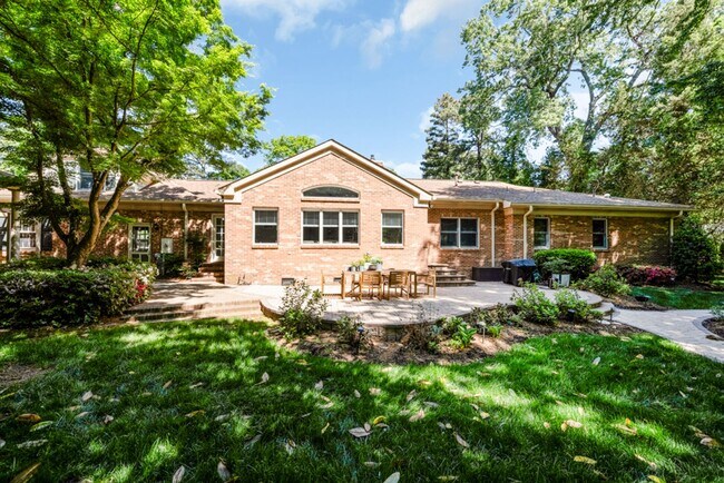 Building Photo - A rare estate-style rental in Thoroughgood