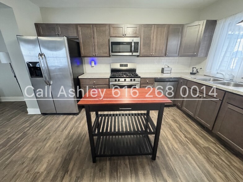 Building Photo - 1032 Logan St SE