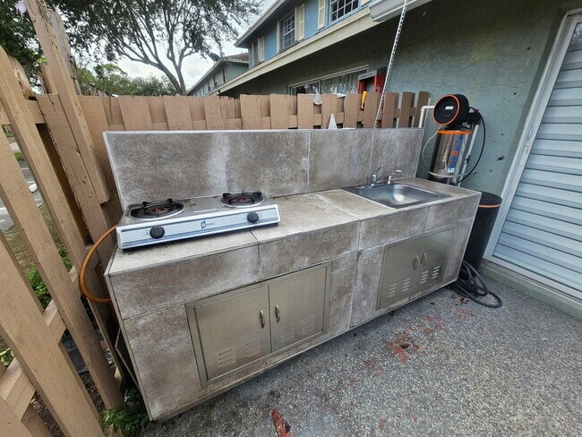 Building Photo - 331 Cypress Way W