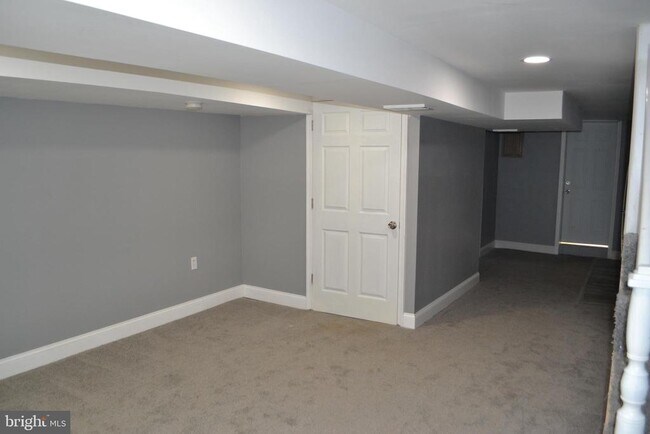 Building Photo - 7448 Durwood Rd