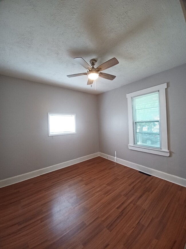 Bedroom No. 1 - 4096 Concordia Ave