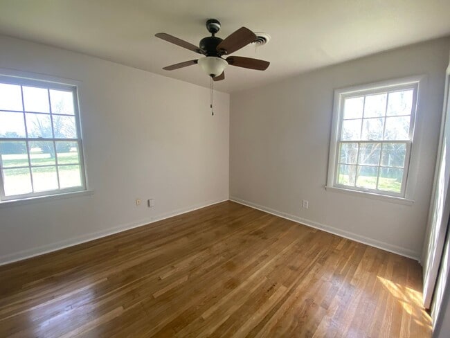 Building Photo - 3bed/2bath home on a HUGE FENCED LOT!!!!!!!!