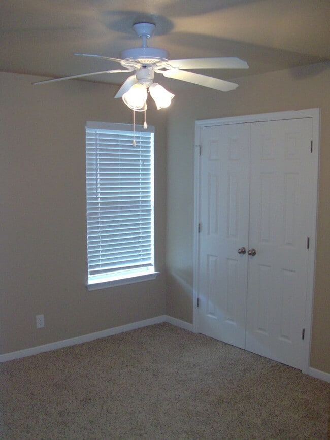 Building Photo - Spacious 3-Bedroom Duplex Near Clear Creek...