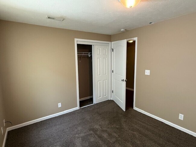Building Photo - 417 DAHLIA