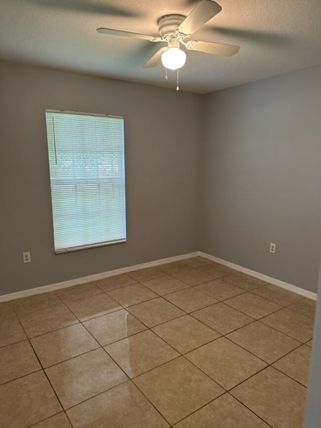 Building Photo - Coming soon ... 2 Bed 2 Bath 1/2 Duplex in St Cloud close to Lakefront!