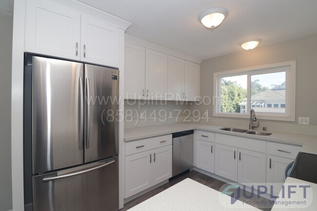 Building Photo - 2 bed 2 bath Remodeled Duplex
