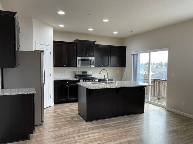 Building Photo - Beautiful 4 Bedroom 2.5 Bath Home Located ...