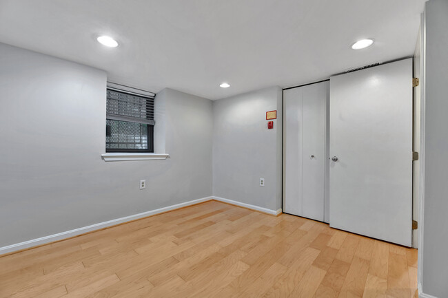 Building Photo - Marvelous 1 Bedroom Condo in Washington DC!