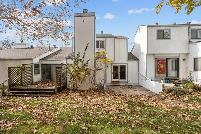 Building Photo - 642 NW Valleybrook Rd