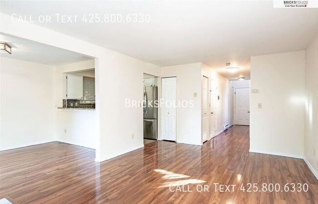 Building Photo - Bright & Modern End-Unit Townhome with Pool and Fitness Center