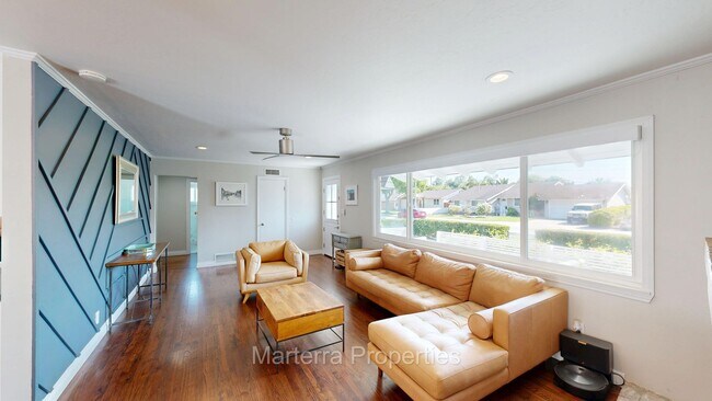 Building Photo - Beautiful Home with Pool!