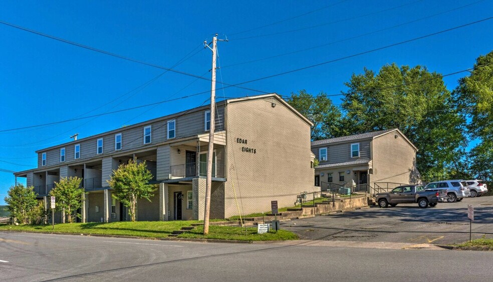 Building Photo - 802 S Elm St