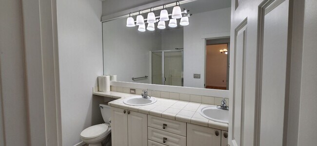 Building Photo - 2 Bed 2 Bath Top Floor Condo South Everett...