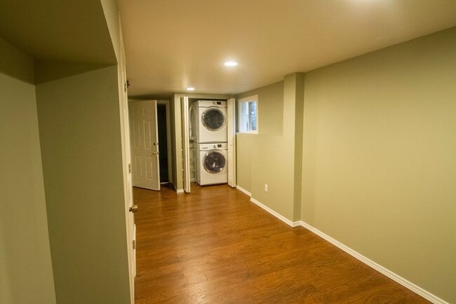 Building Photo - Beautiful Maple Leaf Home