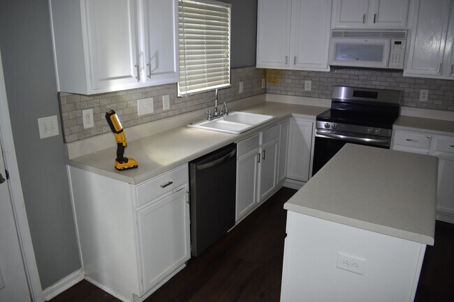Building Photo - Beautiful Townhome