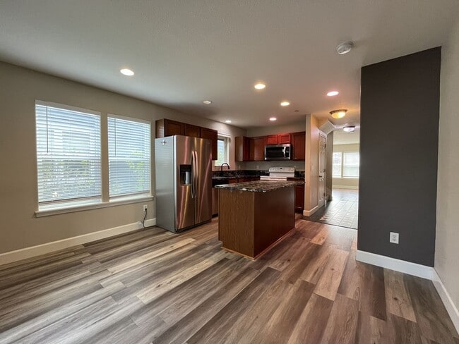 Building Photo - Incredible SE Hazelwood 2 Bedroom + 1 Bathroom Condo w/ included Garage and Washer & Dryer!!