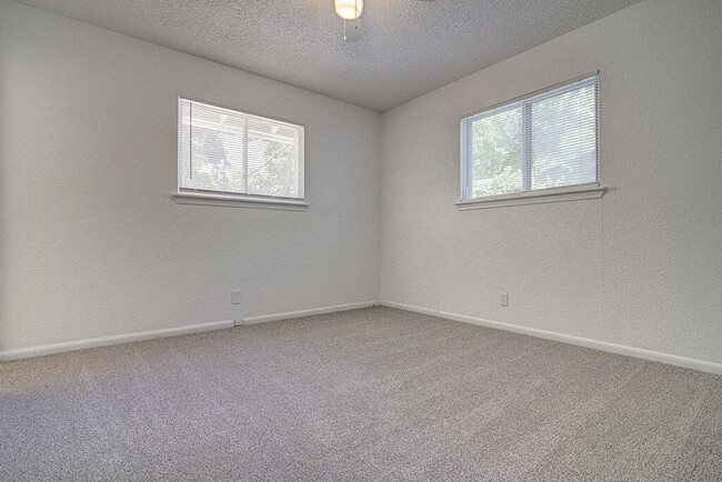 Building Photo - 8803 Brookfield Dr
