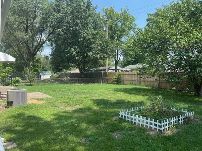 Building Photo - Super Cute 2 Bed 1 Bath House!