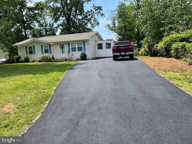 Building Photo - 104 Lark Ln