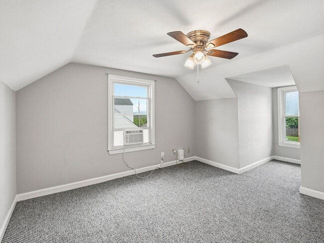 Building Photo - 4 Bedroom/1 Bathroom Home with Fenced Yard Available in SE Roanoke!