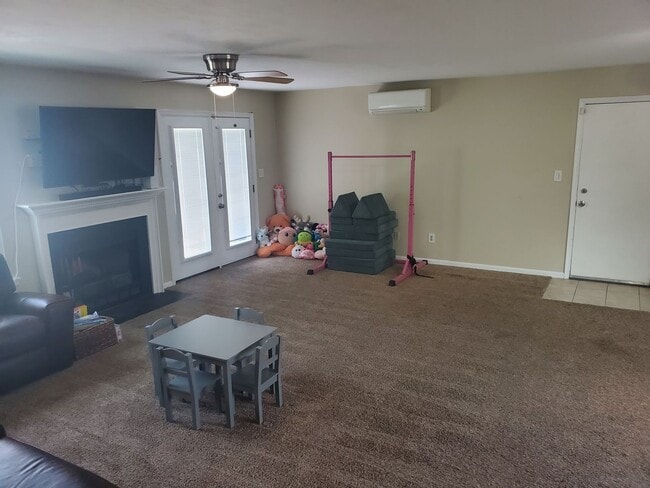 Building Photo - Deep Creek