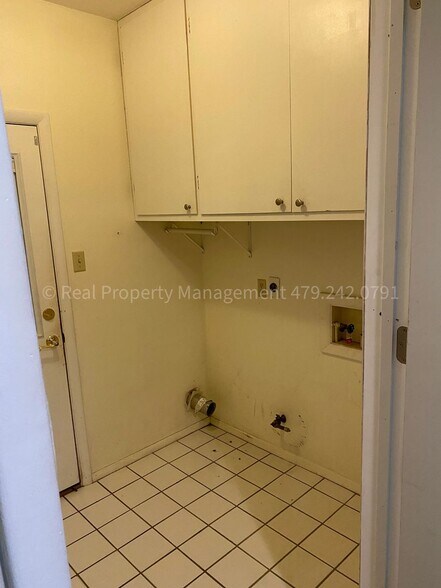 Building Photo - 1901 S 72nd St