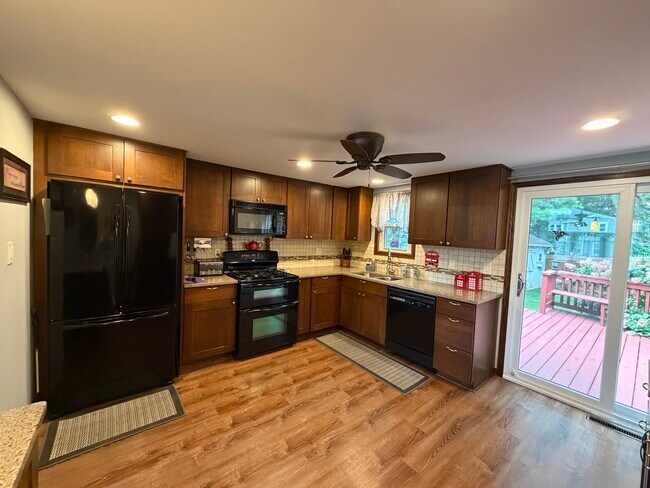 Building Photo - 714 Walnut Ln