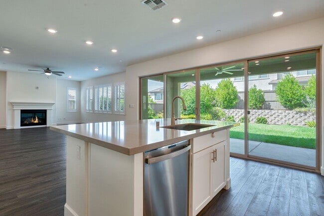 Building Photo - Luxury 5 Bedroom Home in Serrano – Spaciou...