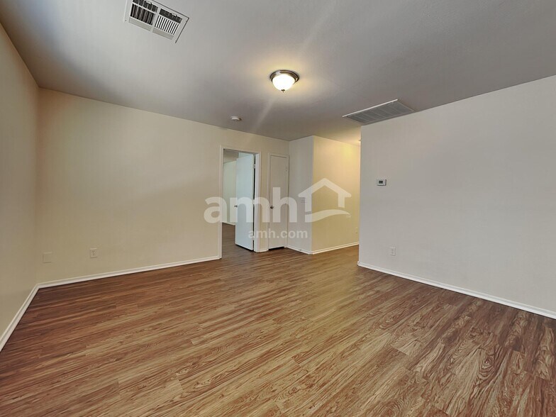 Building Photo - 3542 E Terrace Ave