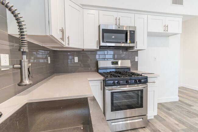 Building Photo - 5142 Riverton Ave