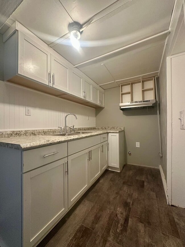 Building Photo - 1727 Reaney Ave E