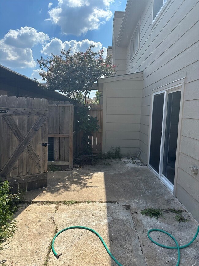 Building Photo - 14663 Perthshire Rd