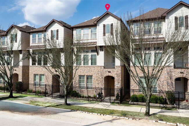 Building Photo - 351 W 26th St