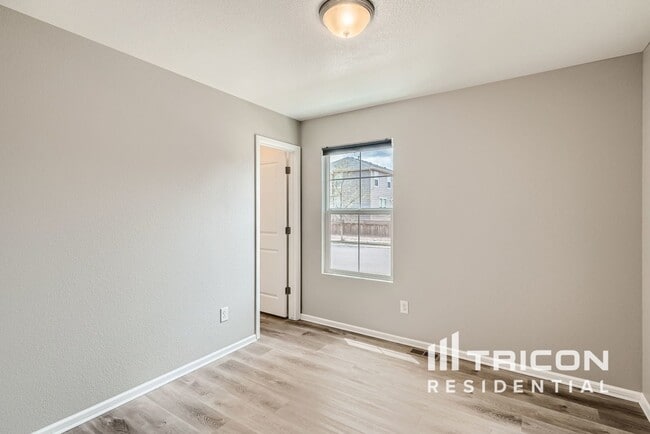 Building Photo - 12440 Village Cir