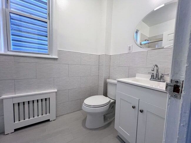 Building Photo - 618 16th St