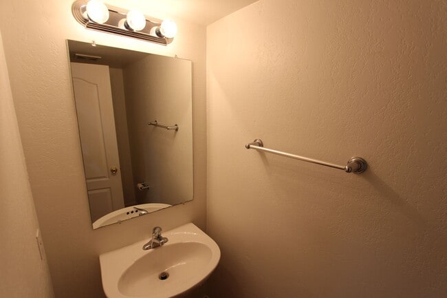 Building Photo - 3-Bed / 2.5-Bath Townhome in Boulder Point Near FUTS Trails