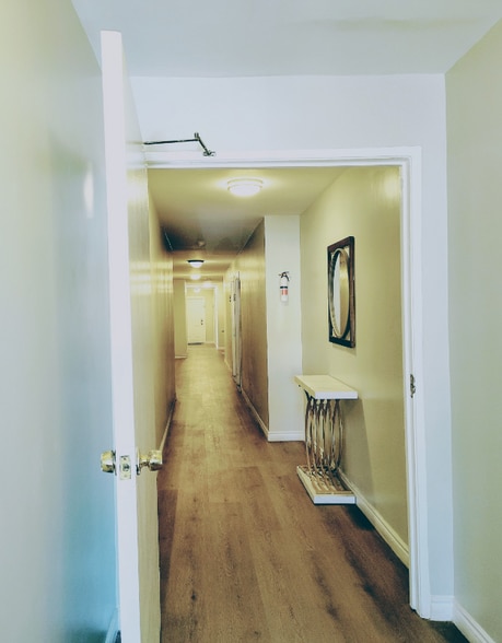 Building Photo - 14746 Delano St