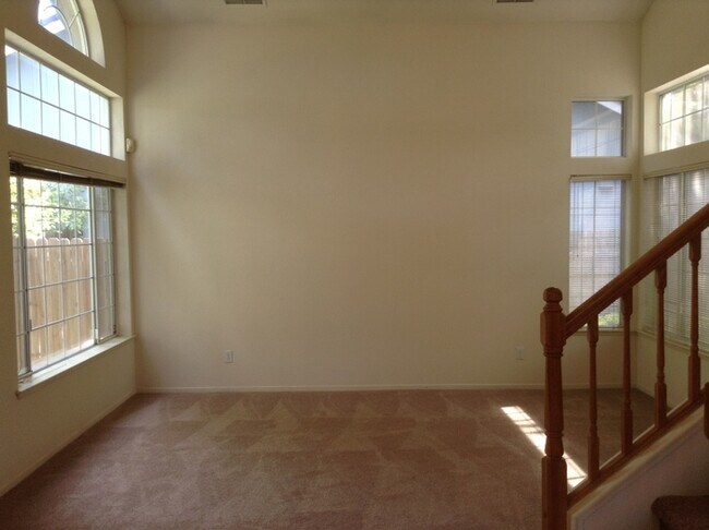 Building Photo - Beautiful 5 bedroom 3 bath home located in Antelope!