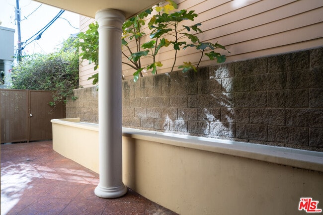 Building Photo - 851 N San Vicente Blvd